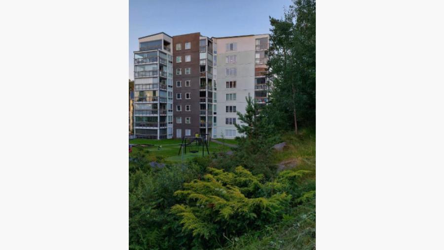 Fasad med trädgård 